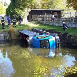 Andělská Hora: Avia nacouvala do požární nádrže