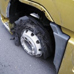 Andělská Hora: Řidiči nákladního vozidla praskla za jízdy pneumatika