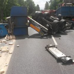 Andělská Hora: U obce se převrátil návěs nákladního vozidla