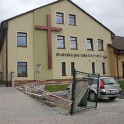 Aš: Baptistům dodávka zdemolovala plot