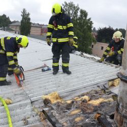 Aš: Čtyři jednotky hasičů dnes likvidovaly požár v lakovně