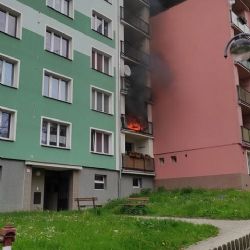 Aš: Hasiči likvidovali požár balkonu