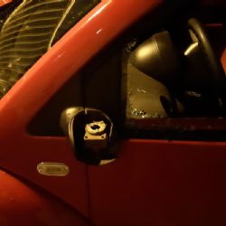 Aš: Mladík pod vlivem alkoholu poničil zaparkované auto