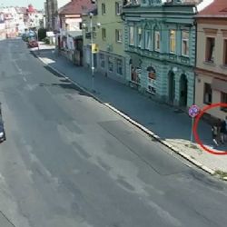 Aš: Na zem povalil 87letého seniora a okradl ho