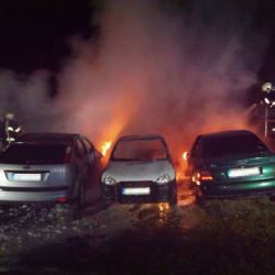 Aš: Požár poškodil osm vozidel