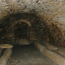 Aš: Při úpravách okolí umělecké školy se našlo neporušené sklepení