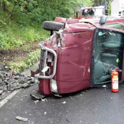 Aš: Řidičku museli vyprostit hasiči