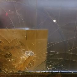 Aš: Rozbitím výlohy baru způsobil 20 tisícovou škodu