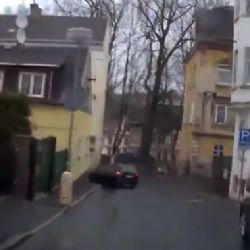 Aš: Snažil se ujet policejní hlídce. Mezi rodinnými domy jel i přes 100 km/h