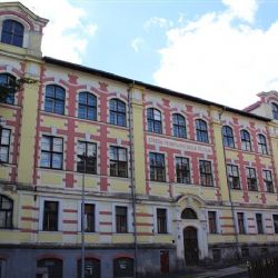 Aš: Stavba bytů v bývalé škole pokračuje