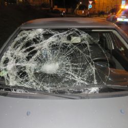 Aš: Střet osobního vozidla s chodcem. Na místo letěl vrtulník