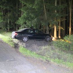 Aš: V prostoru hřbitova surově napadl seniorský manželský pár