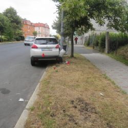 Aš: Vozidlo se samovolně rozjelo a narazilo do sloupu