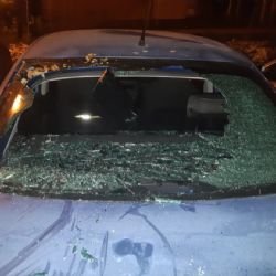 Aš: Vylezl na auto a poškodil ho