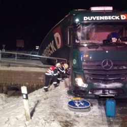 Aš: Z havarovaného kamionu unikala nafta