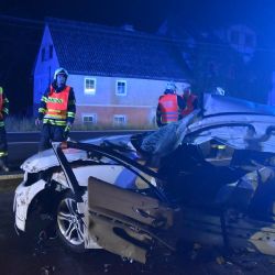 Bečov nad Teplou: Osobní vozidlo narazilo do zdi