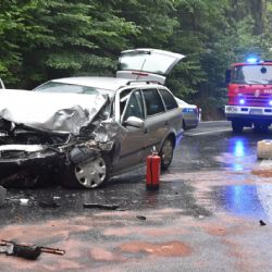Bečov nad Teplou: U města došlo ke střetu osobního vozidla s autobusem
