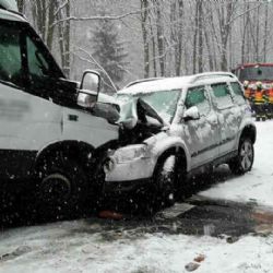Bečov nad Teplou: U města se srazila tři auta