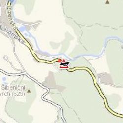 Bečov nad Teplou: U města skončilo auto ve svodidlech