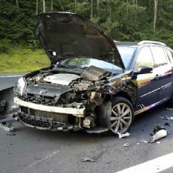 Bečov: Střet osobního vozidla s motorkářem