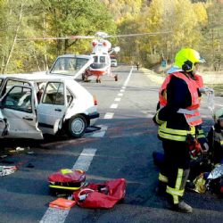 Bečov: U města se srazila dvě auta. Na místo letěl vrtulník