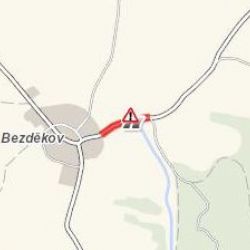 Bezděkov: Pozor! U obce je nakloněný strom nad vozovkou