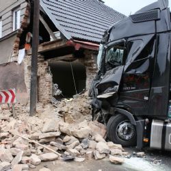 Boč: Nákladní vozidlo narazilo do rodinného domu