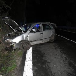 Boč: Nezvládl zatáčku, dostal smyk a narazil do svahu