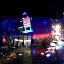 Bochov: Hasiči z havarovaného vozidla vyprostili dvě osoby