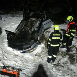 Boučí: Hasiči dnes ráno vyprošťovali osobu z havarovaného vozidla