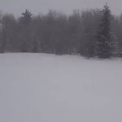 Boží Dar: Opět hustě sněží a běžecké stopy rychle zapadávají