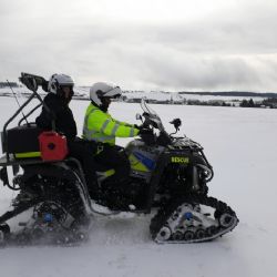 Boží Dar: Policie rozdávala reflexní předměty návštěvníkům hor