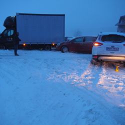 Boží Dar: S vozidlem uvízl ve sněhu. Zezadu do něj narazil jiný řidič