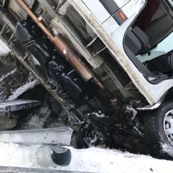 Boží Dar: Z havarované dodávky unikly do potoka provozní kapaliny