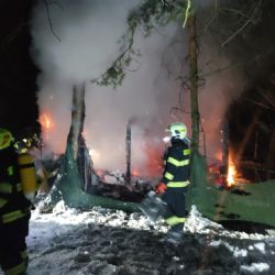Božičany: Oheň zcela zničil chatu