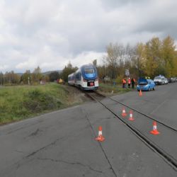 Božičany: Vjela na přejezd, kde projížděl vlak. Škoda 450 tisíc 