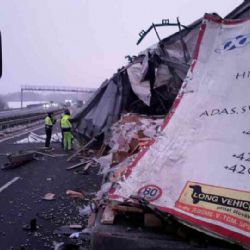 Březová: Nehoda kamionů stále blokuje provoz na šestce