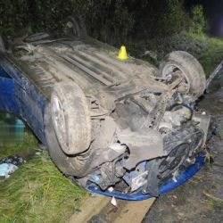 Březová: S vozidlem skončil na střeše