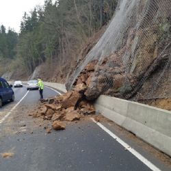 Březová u Karlových Varů: Část skály se zřítila na silnici