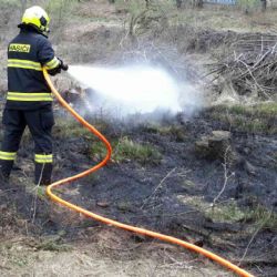 Bukovany: Během pondělí hned dvakrát hořela tráva