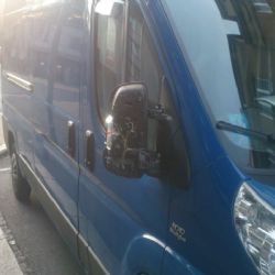 Cheb: Vybil si vztek na zaparkovaných vozidlech