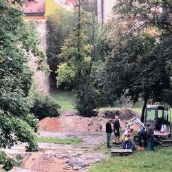 Cheb: Archeologové se vrací ke knihovně. Čeká je průzkum parkánové hradby