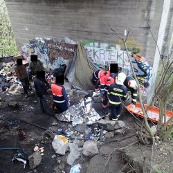 Cheb: Hasiči se k popálenému muži museli slanit