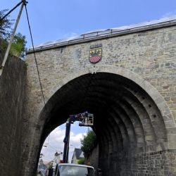 Cheb: Bránu do města zdobí znak