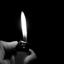 Cheb: Bývalé přítelkyni polil byt hořlavinou a zapálil