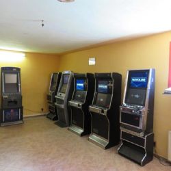 Cheb: Celníci zajistili v herně šest nelegálních hracích automatů