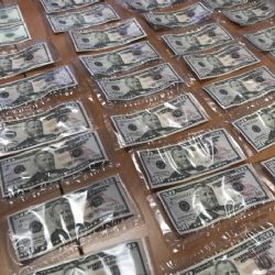 Cheb: Cizinci se snažili na tržnici udat padělané dolary