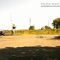 Cheb: Cizinec vjel na železniční přejezd i přes výstražný signál