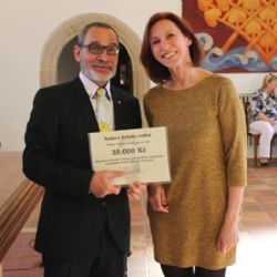 Cheb: Díky Nadaci Schola Ludus rozšířila knihovna odbornou literaturu o 118 knih