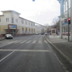 Cheb: Dívka na koloběžce srazila na přechodu seniorku